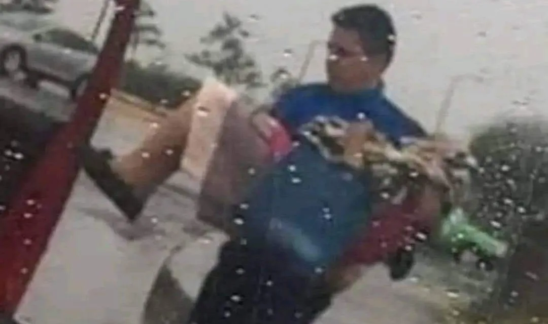 Joven “Rescata” a una abuelita de la lluvia en las calles de Querétaro.