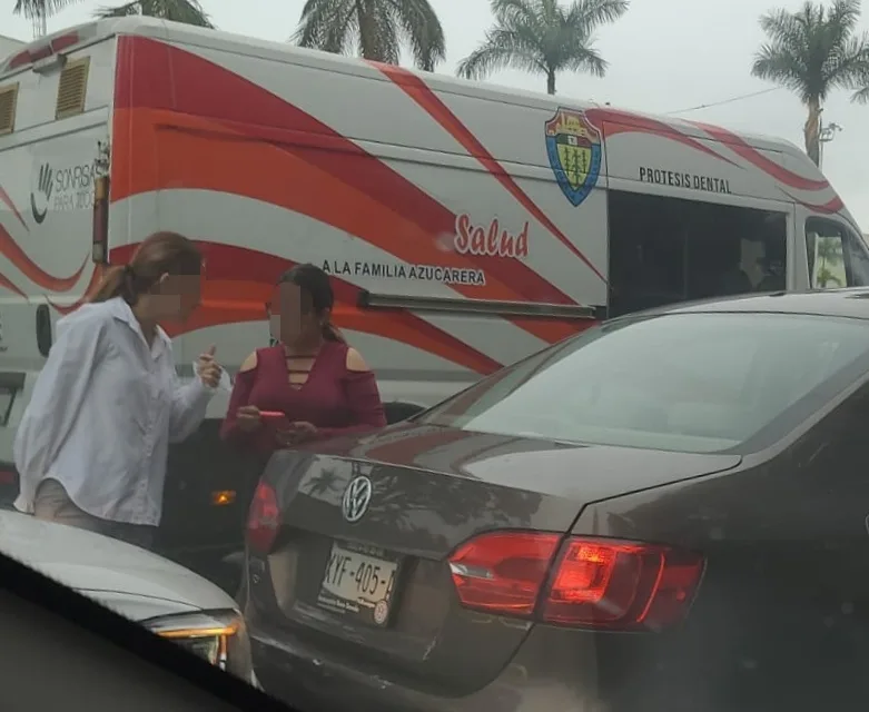 Choque por alcance frente a plaza Américas, ocasiona tráfico vehícular