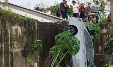 En Veracruz  auto cae a canal de aguas residuales: Conductor  perdió la vida