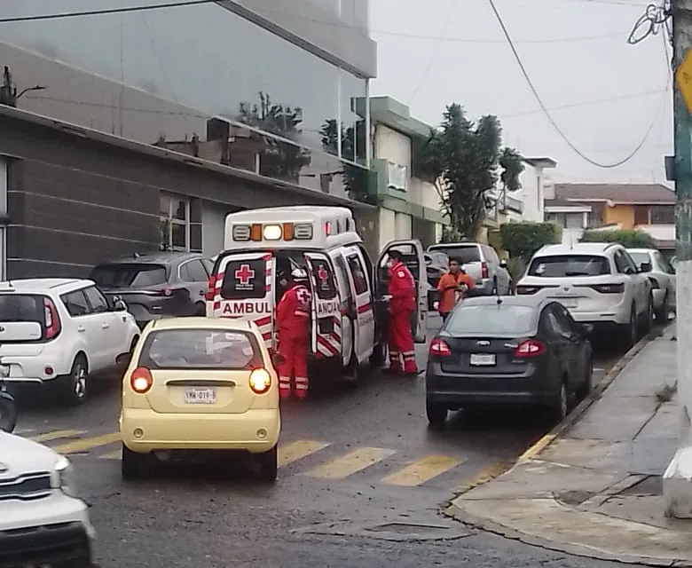 Motociclista lesionado en accidente de tránsito en Ávila Camacho, Xalapa