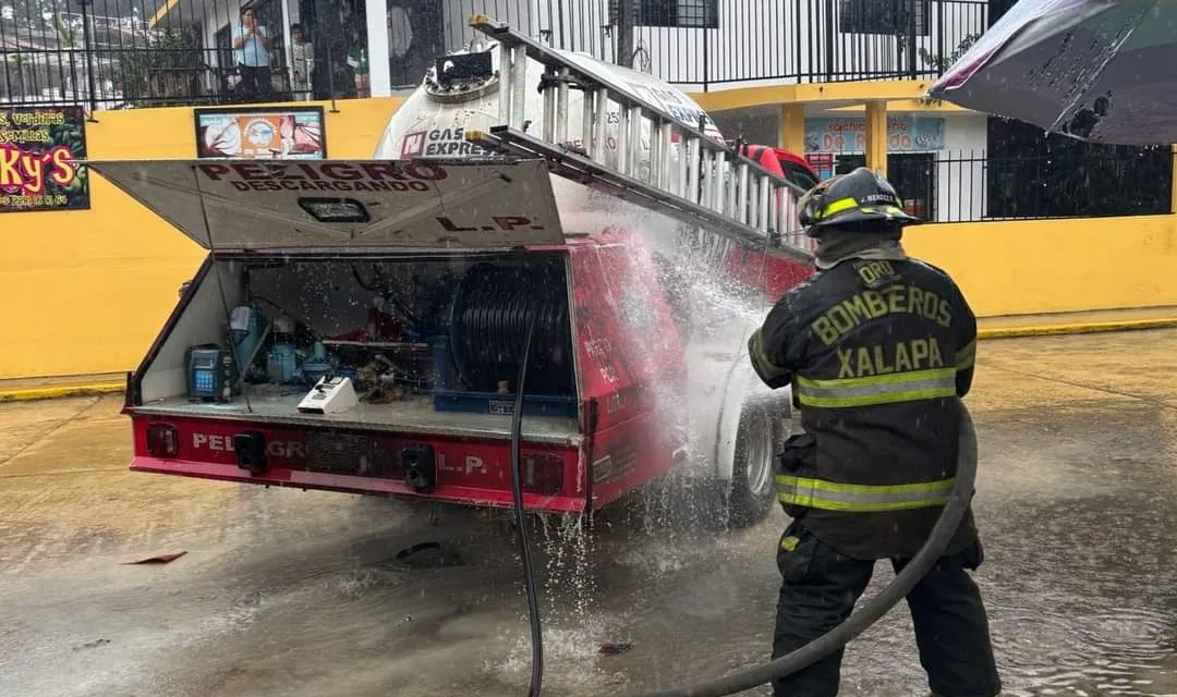 Sin personas lesionadas, tras flamazo de pipa de gas  en Xalapa