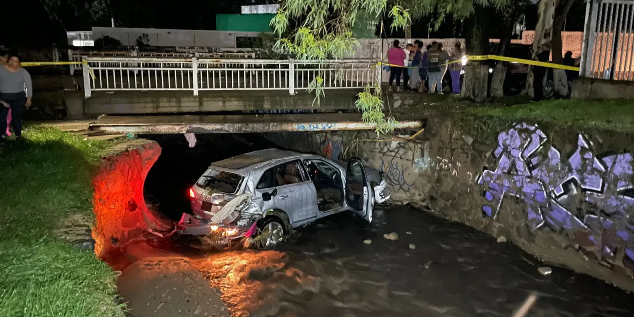 Video:Menor es arrastrada por la corriente a bordo de una camioneta en Zapopan; está desaparecida