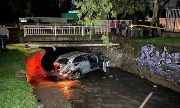 Video:Menor es arrastrada por la corriente a bordo de una camioneta en Zapopan; está desaparecida