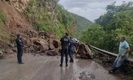 Se registra derrumbe en la carretera Alto  Lucero  – Colonia Enríquez, no hay paso!