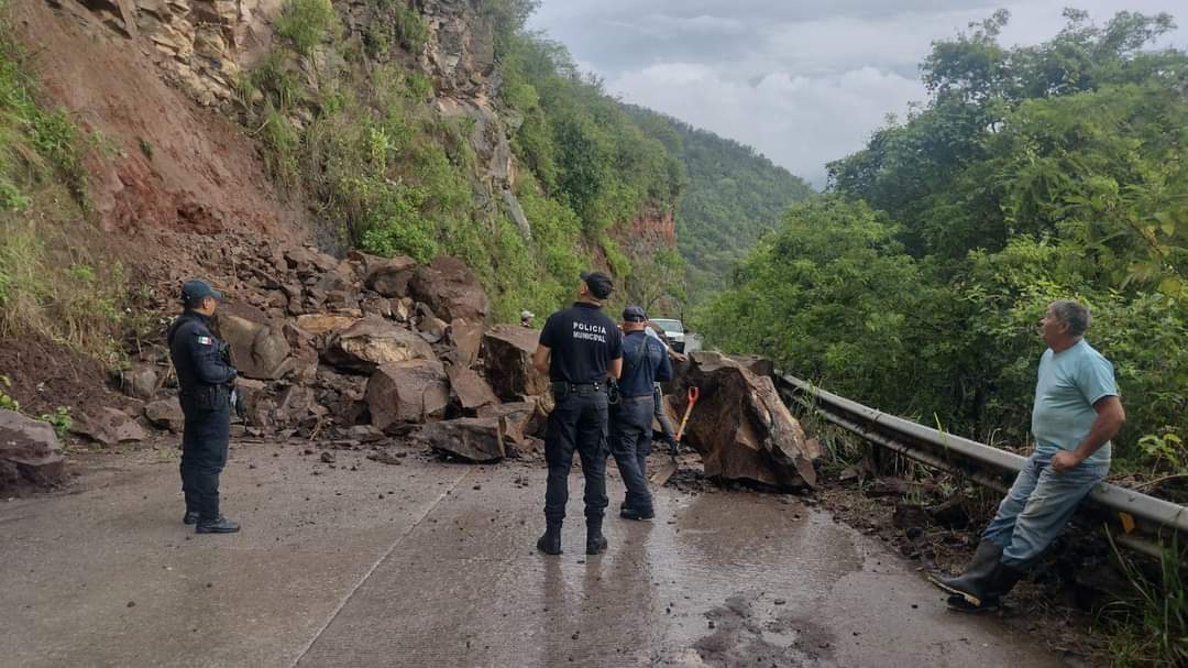 Se registra derrumbe en la carretera Alto  Lucero  – Colonia Enríquez, no hay paso!