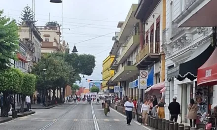 Ambiente relativamente cálido, se mantienen las condiciones para lluvias y/o tormentas, las cuales pudieran aumentar hacia el fin de semana.