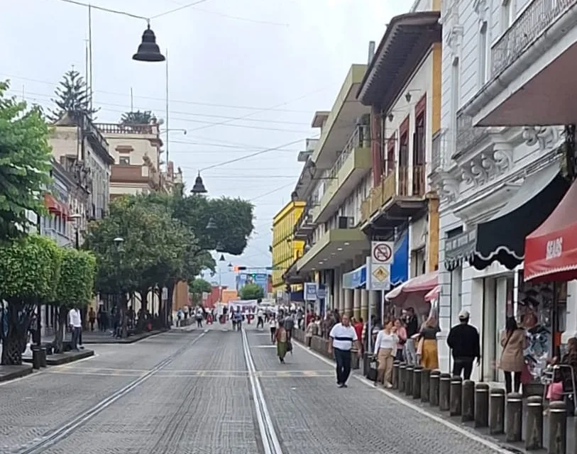 Ambiente relativamente cálido, se mantienen las condiciones para lluvias y/o tormentas, las cuales pudieran aumentar hacia el fin de semana.