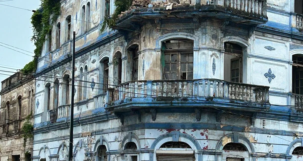 Por las lluvias colapsa fachada de edificio histórico en la zona centro de Tampico