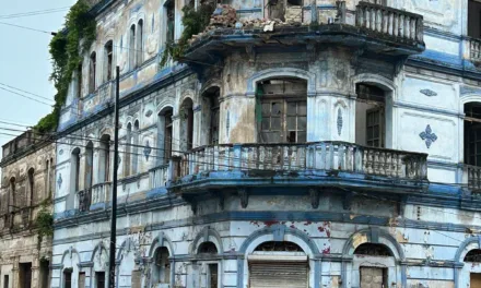 Por las lluvias colapsa fachada de edificio histórico en la zona centro de Tampico