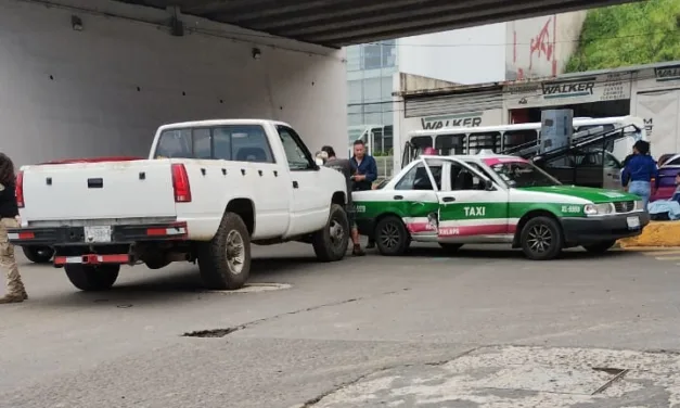 Accidente de tránsito a la altura del puente Macuiltepec, Xalapa