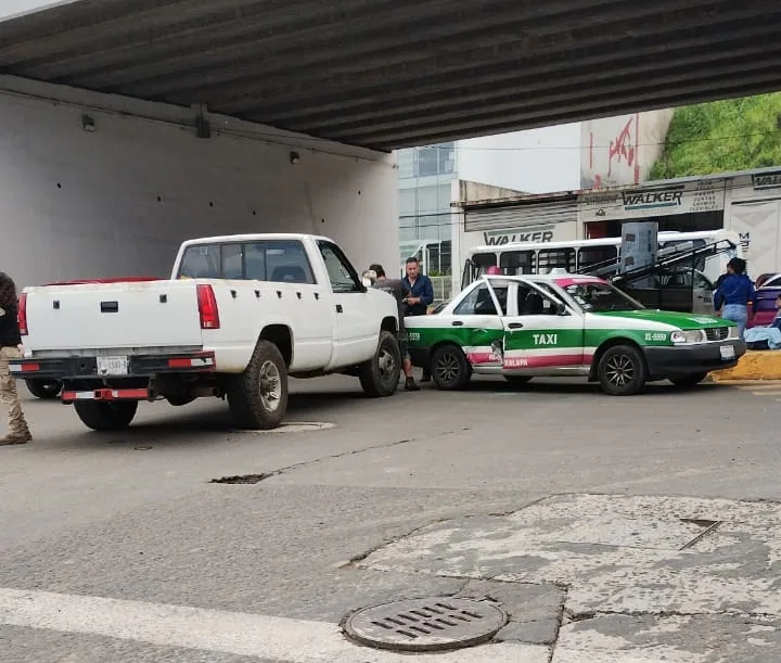 Accidente de tránsito a la altura del puente Macuiltepec, Xalapa