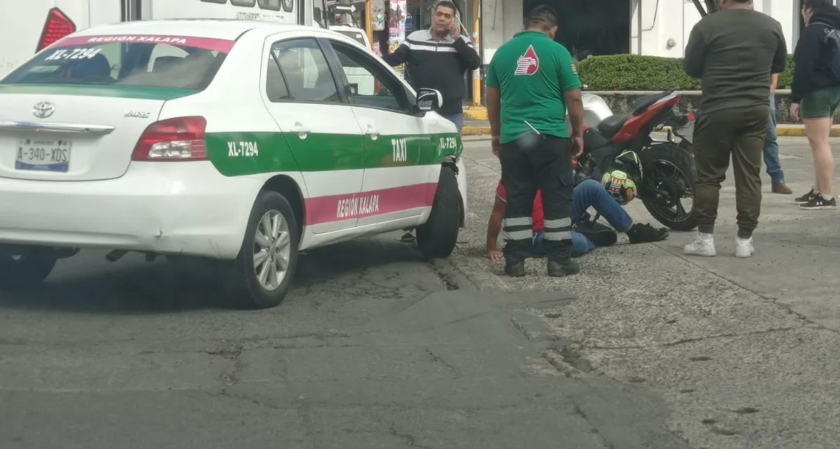 Chocan motociclistas y taxi en la Av. Mártires 28 de Agosto, Xalapa