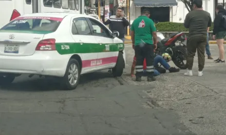 Chocan motociclistas y taxi en la Av. Mártires 28 de Agosto, Xalapa