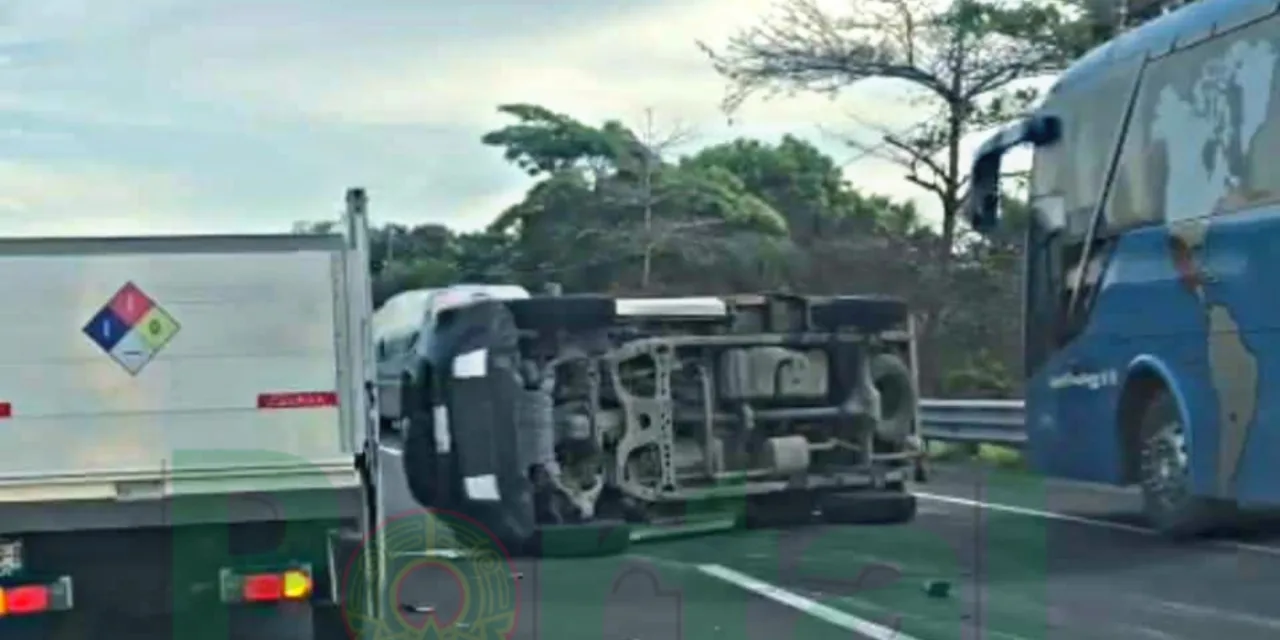 Se registra volcadura en la carretera Cardel – Poza Rica