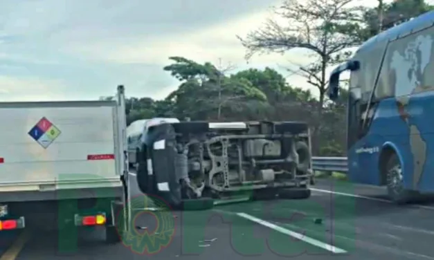 Se registra volcadura en la carretera Cardel – Poza Rica