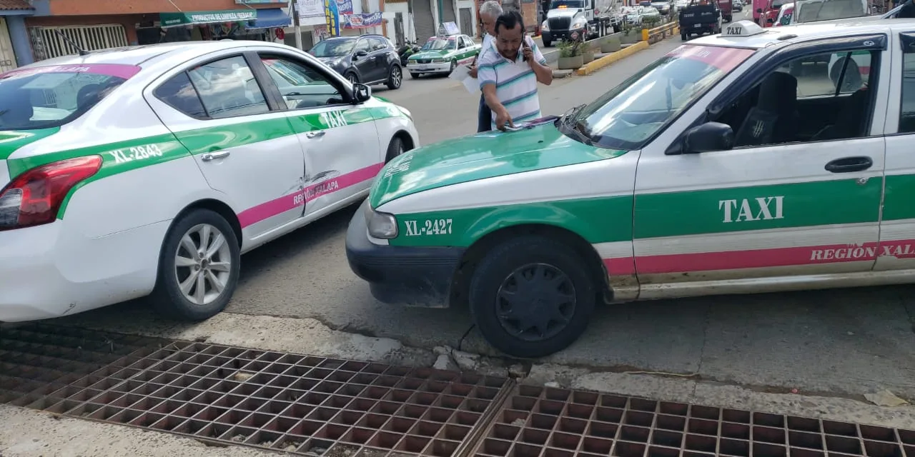 Ni ellos se respetan! Chocan dos taxis en la avenida México