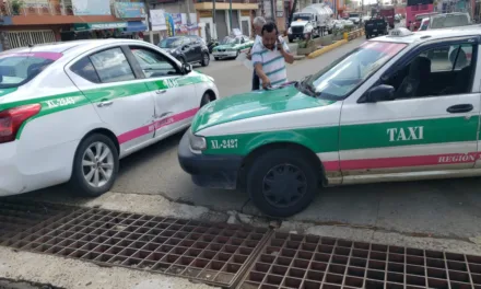 Ni ellos se respetan! Chocan dos taxis en la avenida México