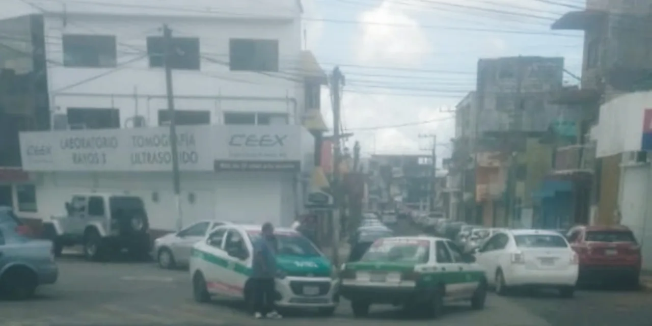 Chocan dos taxis en Ávila Camacho y Xicoténcatl