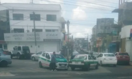 Chocan dos taxis en Ávila Camacho y Xicoténcatl