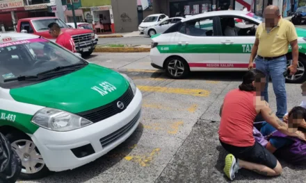 Mujer atropellada por taxi en 20 de Noviembre, Xalapa