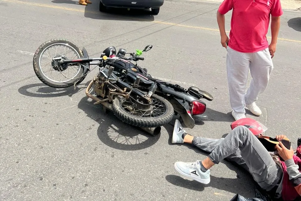 Motociclista lesionado en accidente de tránsito sobre Chedraui Caram, Xalapa