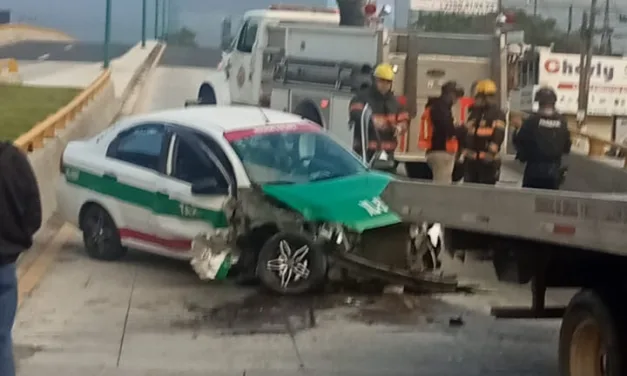 Se accidenta taxi en el puente de la Corona