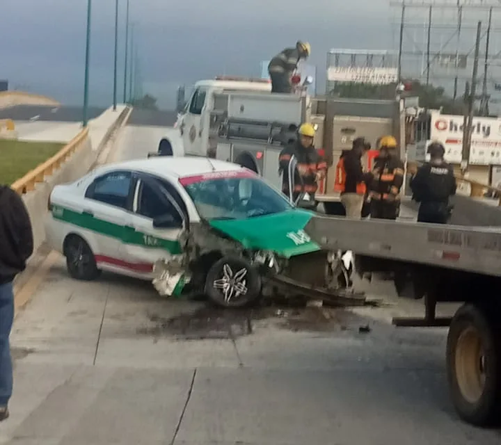 Se accidenta taxi en el puente de la Corona