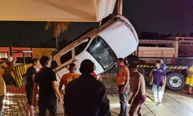 Mueren 7 jóvenes al caer su camioneta a río en Coatzacoalcos; celebraban una graduación