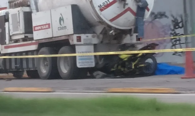 Tres tripulantes de una motocicleta perdieron la vida, al impactarse contra un camión tipo Vactor