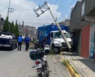 CAMIÓN DE REFRESCOS  SE QUEDA SIN FRENOS Y CHOCA CONTRA DOS VEHÍCULOS EN TULTITLÁN