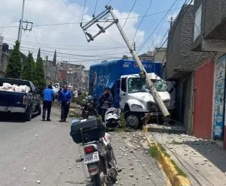 CAMIÓN DE REFRESCOS  SE QUEDA SIN FRENOS Y CHOCA CONTRA DOS VEHÍCULOS EN TULTITLÁN