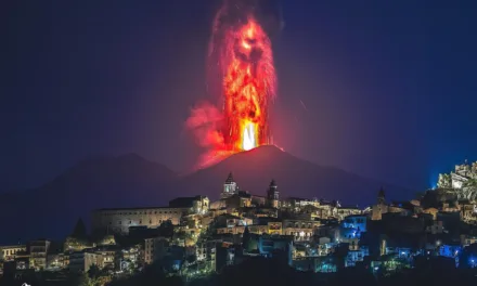 Vídeo: Volcán Etna se intensifica la emisión de lava y cenizas