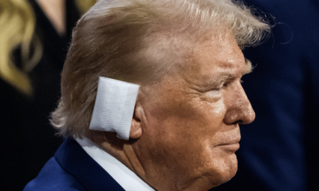 Trump reaparece en público con venda en la oreja tras sufrir ataque