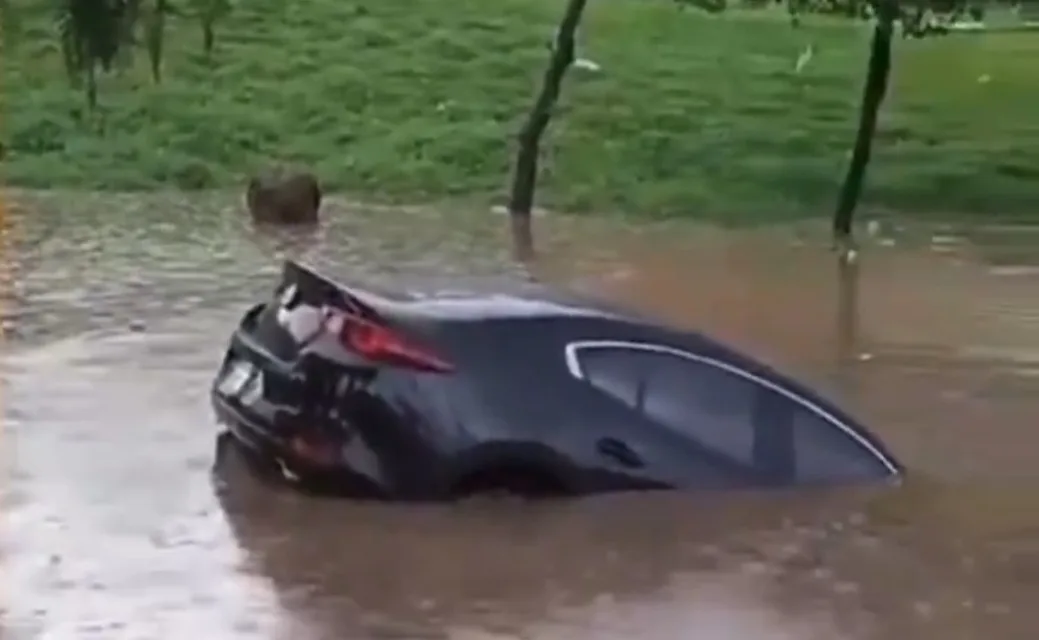 Vehículo se va al agua en San Luis