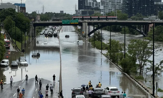 Video: Lluvias provocan inundaciones en Toronto, Canadá