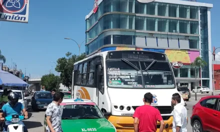 Chocan taxi y camión de pasajeros a la altura de Plaza Cristal, Xalapa