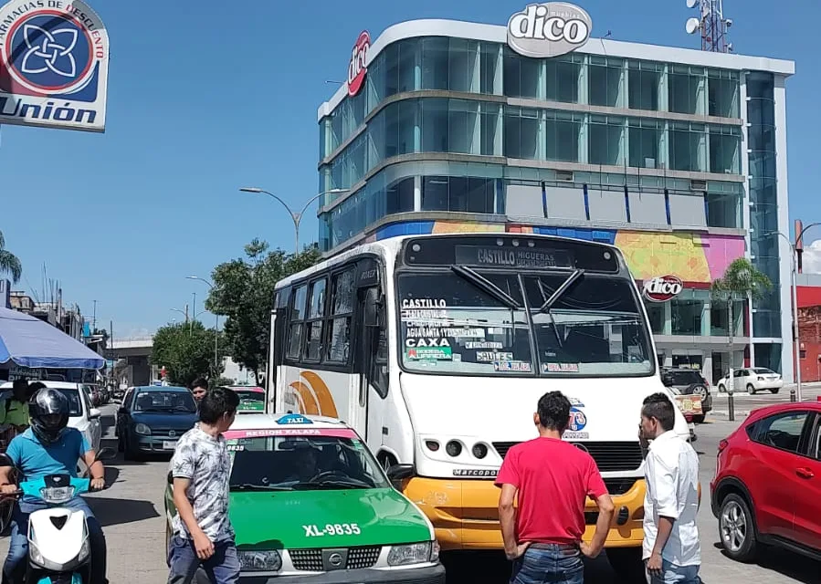 Chocan taxi y camión de pasajeros a la altura de Plaza Cristal, Xalapa