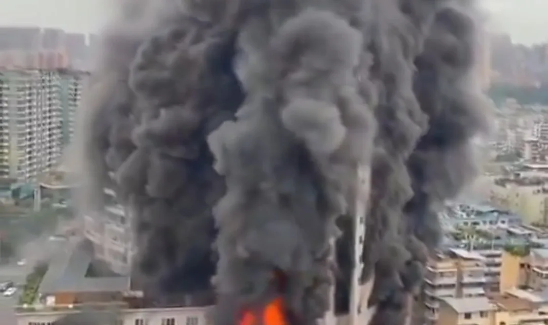 Fuerte incendio en un Centro Comercial en Zigong, China