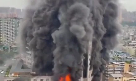 Fuerte incendio en un Centro Comercial en Zigong, China