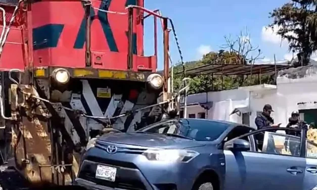 Intentaba ganarle al tren y lo impactó en Orizaba