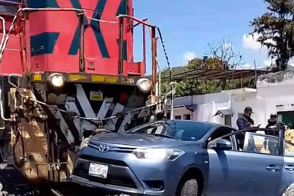 Intentaba ganarle al tren y lo impactó en Orizaba