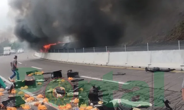 Volcadura e incendio de tráiler en la autopista Perote – Xalapa