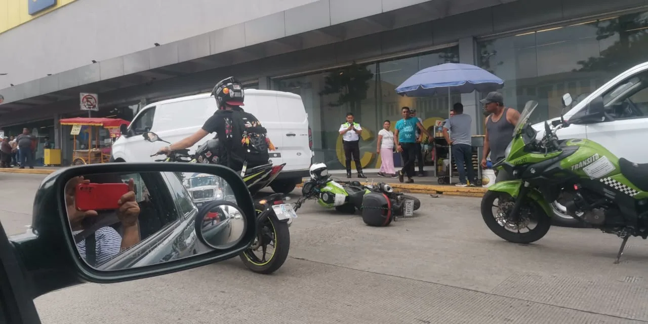 Motociclista de tránsito del Estado lesionado en accidente, a la altura de Coppel en Xalapa