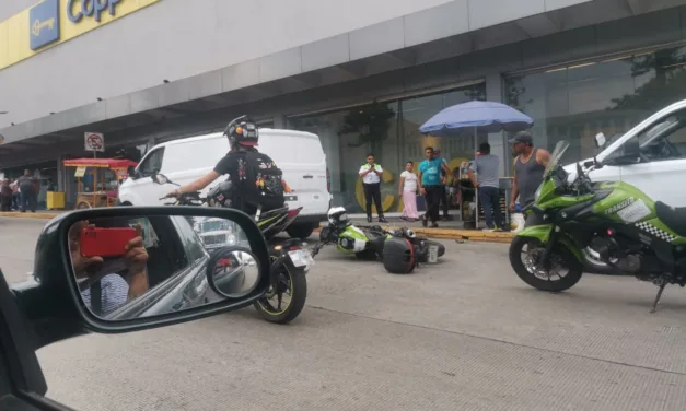 Motociclista de tránsito del Estado lesionado en accidente, a la altura de Coppel en Xalapa