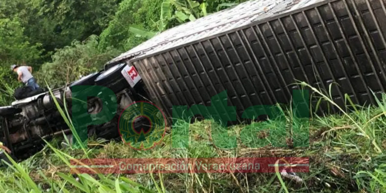 Precaución en la Carretera Cardel Poza Rica, maniobras para retirar tráiler accidentado