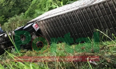 Precaución en la Carretera Cardel Poza Rica, maniobras para retirar tráiler accidentado