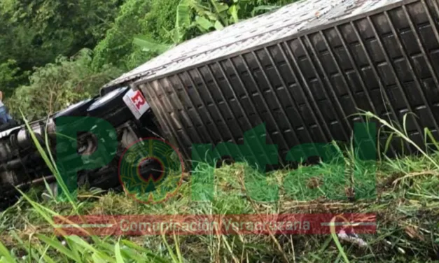 Precaución en la Carretera Cardel Poza Rica, maniobras para retirar tráiler accidentado