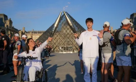 Jin de BTS se convierte en el primer idol en portar la antorcha olímpica de París 2024