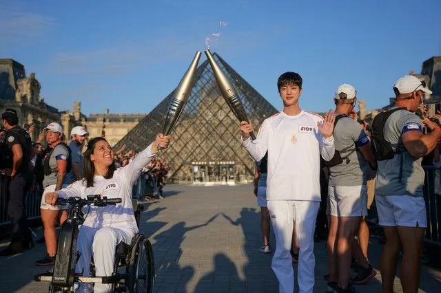 Jin de BTS se convierte en el primer idol en portar la antorcha olímpica de París 2024