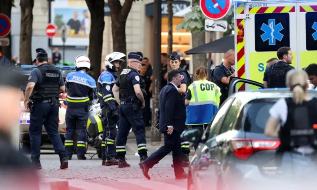 Un policía, herido en un ataque con cuchillo en los Campos Elíseos de París